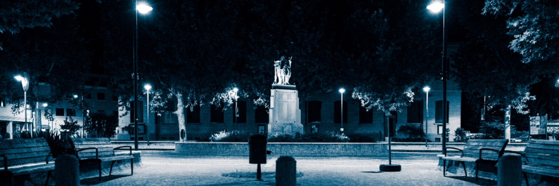 monumento ai caduti blu